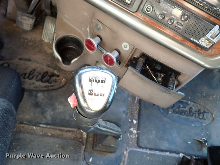 image for item DI5773 2004 Peterbilt 387  semi truck