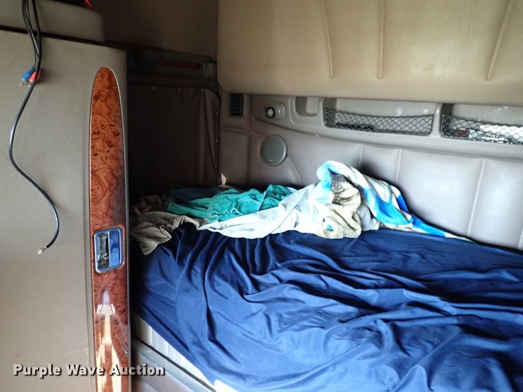 image for item DI5773 2004 Peterbilt 387  semi truck