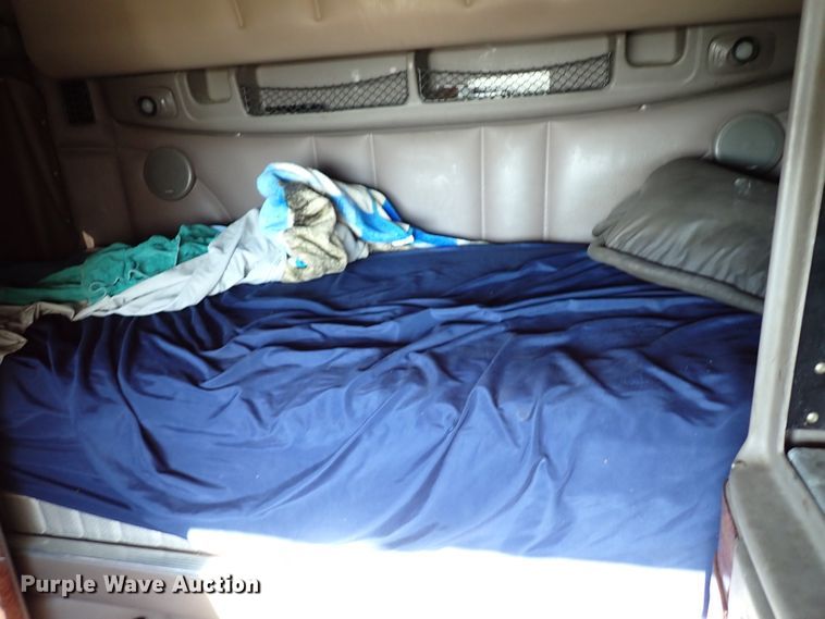 image for item DI5773 2004 Peterbilt 387  semi truck