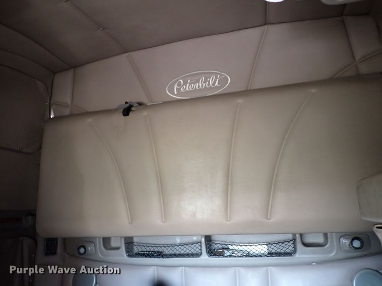 image for item DI5773 2004 Peterbilt 387  semi truck