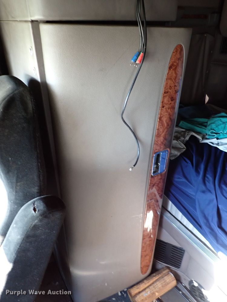 image for item DI5773 2004 Peterbilt 387  semi truck