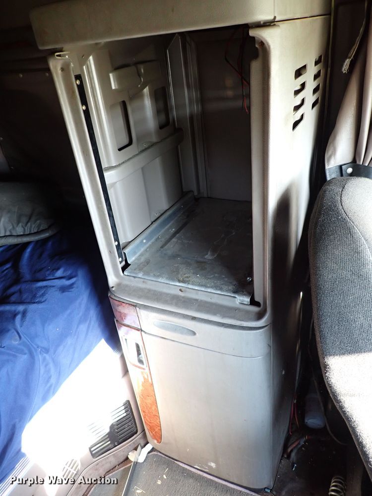 image for item DI5773 2004 Peterbilt 387  semi truck