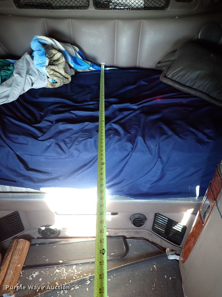 image for item DI5773 2004 Peterbilt 387  semi truck