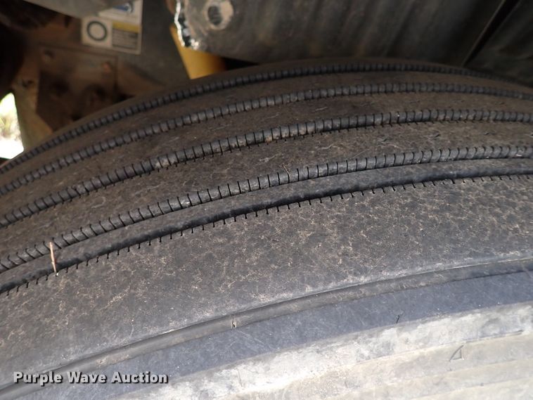 image for item DI5773 2004 Peterbilt 387  semi truck