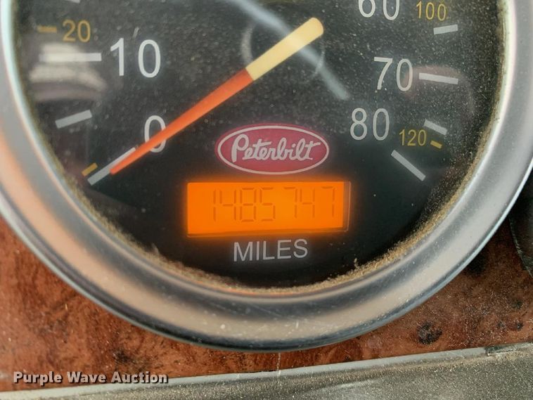 image for item DI5773 2004 Peterbilt 387  semi truck