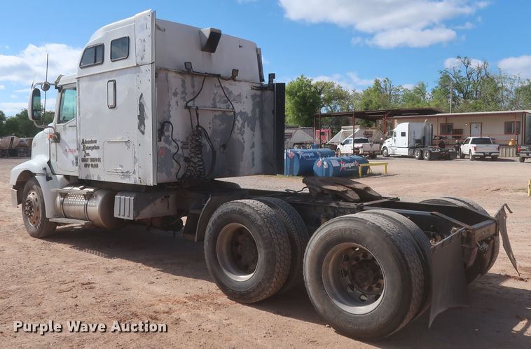 image for item DJ1886 2002 International 9200i  semi truck