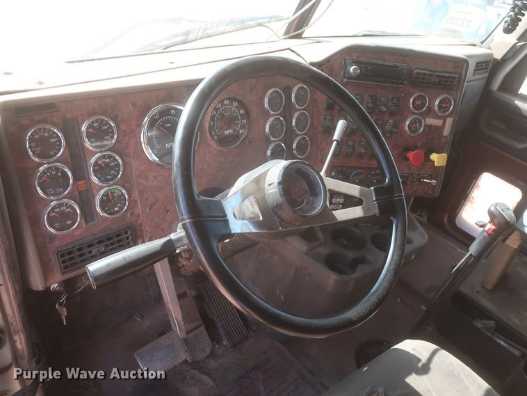 image for item DJ1886 2002 International 9200i  semi truck