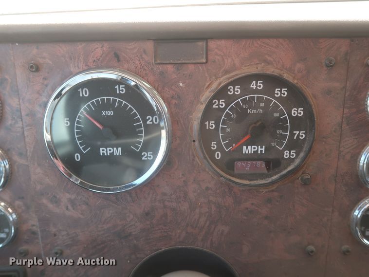 image for item DJ1886 2002 International 9200i  semi truck