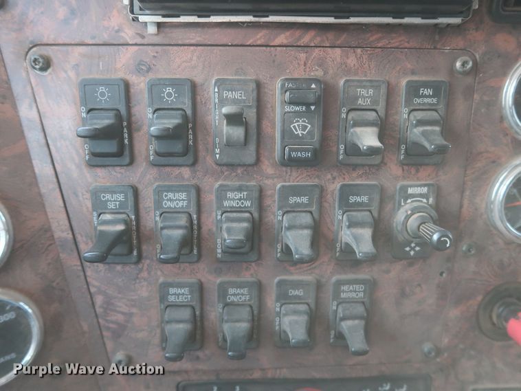 image for item DJ1886 2002 International 9200i  semi truck