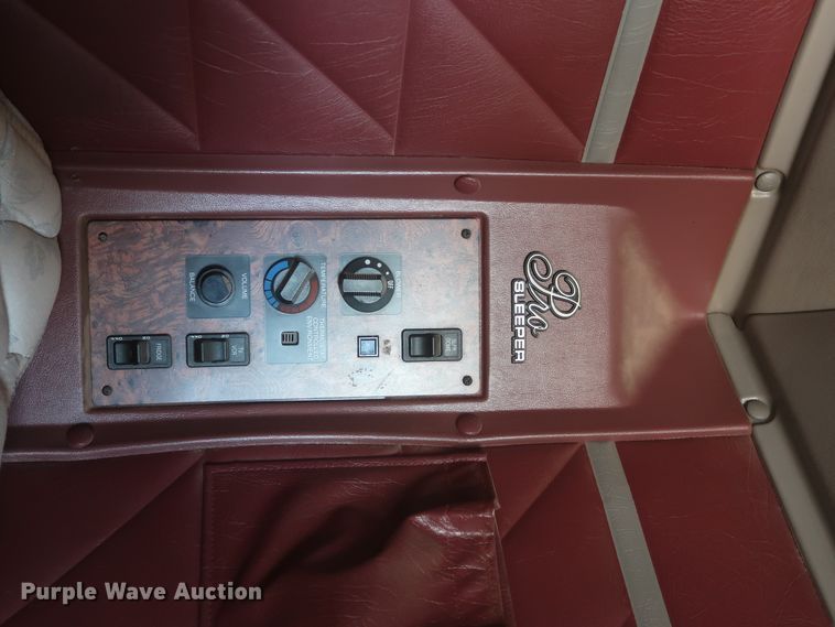 image for item DJ1886 2002 International 9200i  semi truck