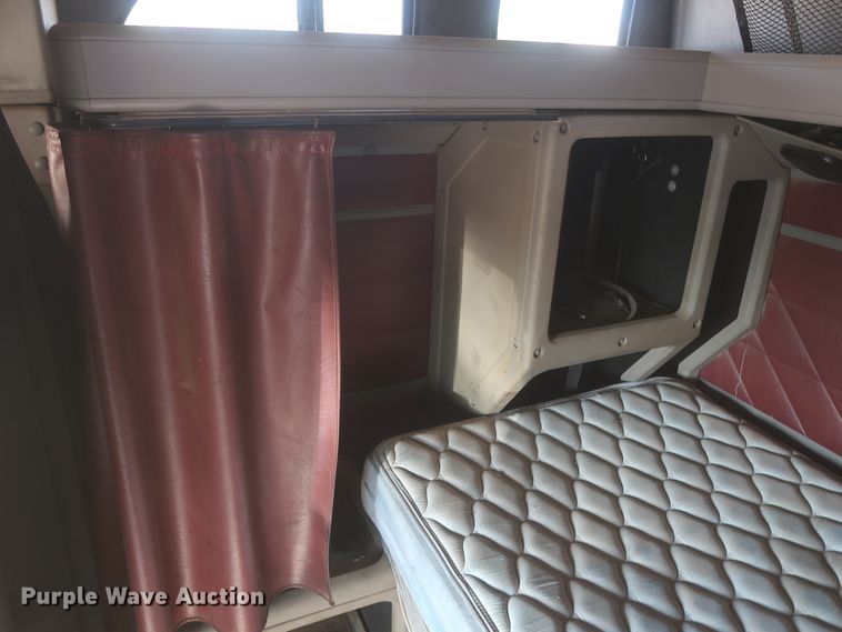 image for item DJ1886 2002 International 9200i  semi truck