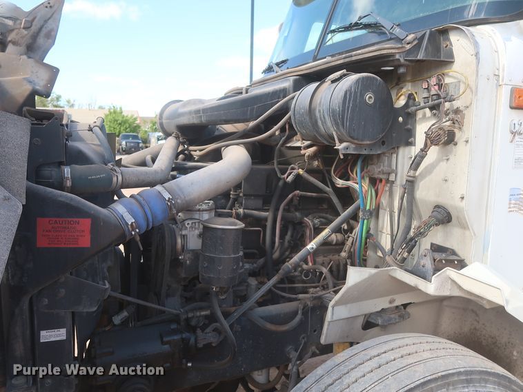 image for item DJ1886 2002 International 9200i  semi truck