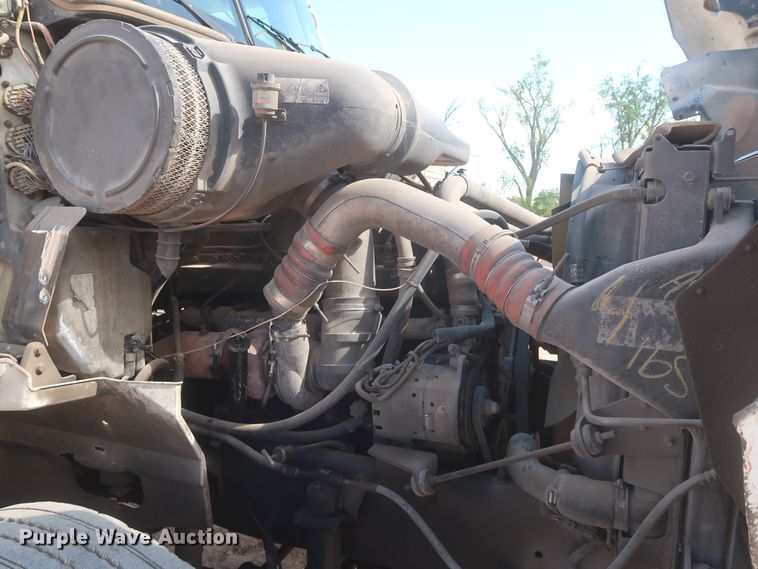 image for item DJ1886 2002 International 9200i  semi truck