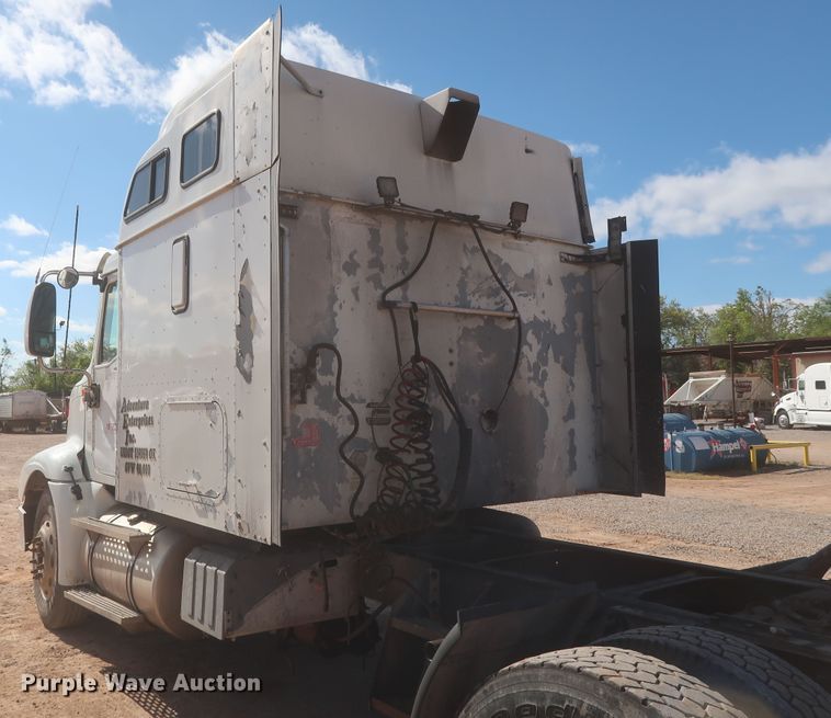 image for item DJ1886 2002 International 9200i  semi truck