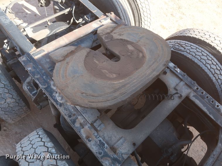 image for item DJ1886 2002 International 9200i  semi truck