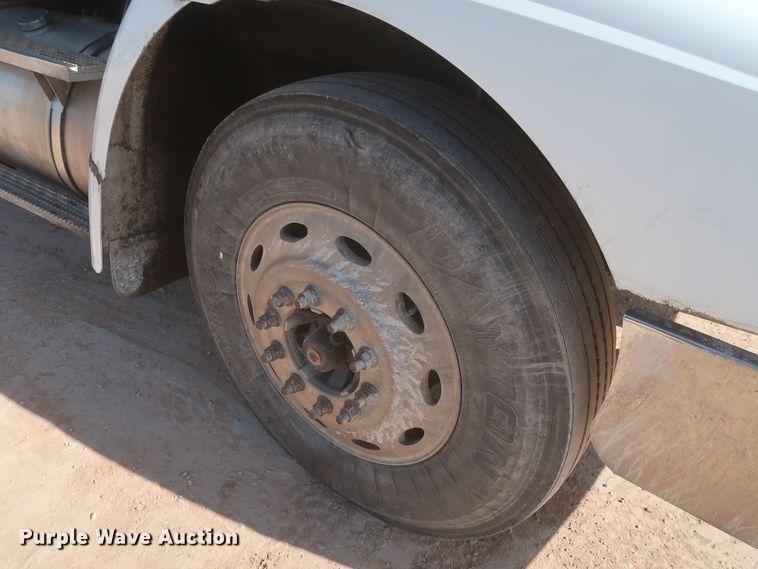 image for item DJ1886 2002 International 9200i  semi truck