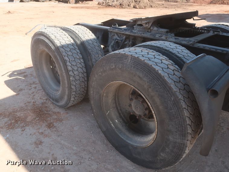 image for item DJ1886 2002 International 9200i  semi truck