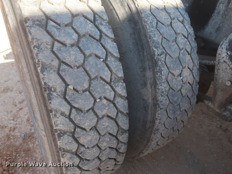 image for item DJ1886 2002 International 9200i  semi truck