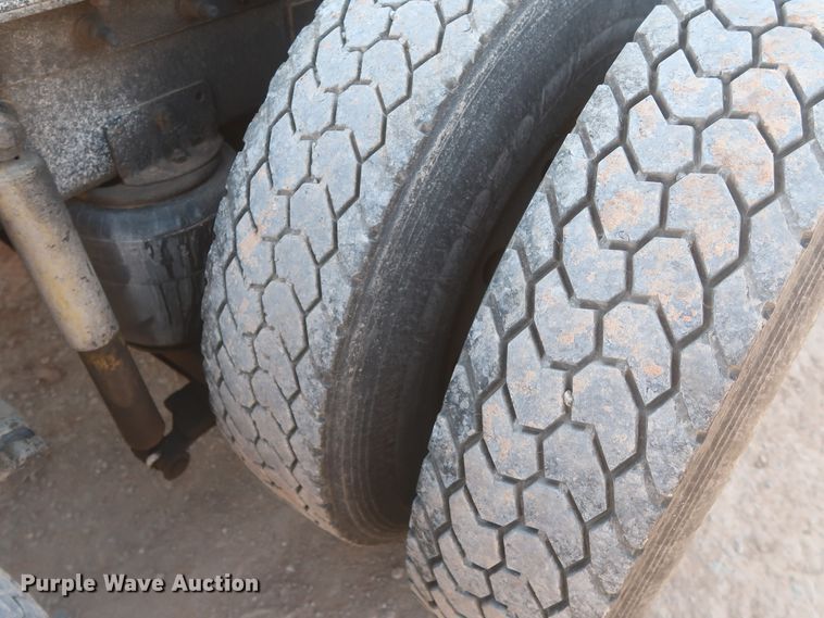 image for item DJ1886 2002 International 9200i  semi truck