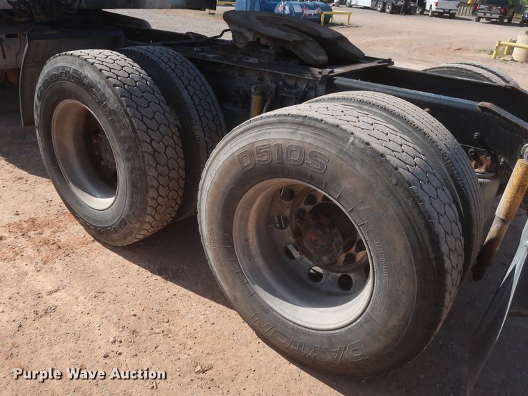 image for item DJ1886 2002 International 9200i  semi truck