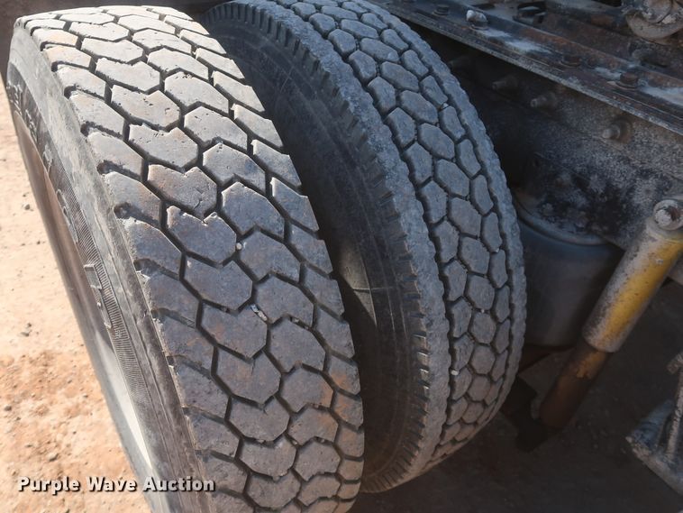 image for item DJ1886 2002 International 9200i  semi truck