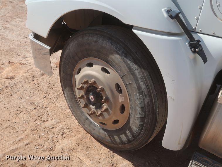 image for item DJ1886 2002 International 9200i  semi truck