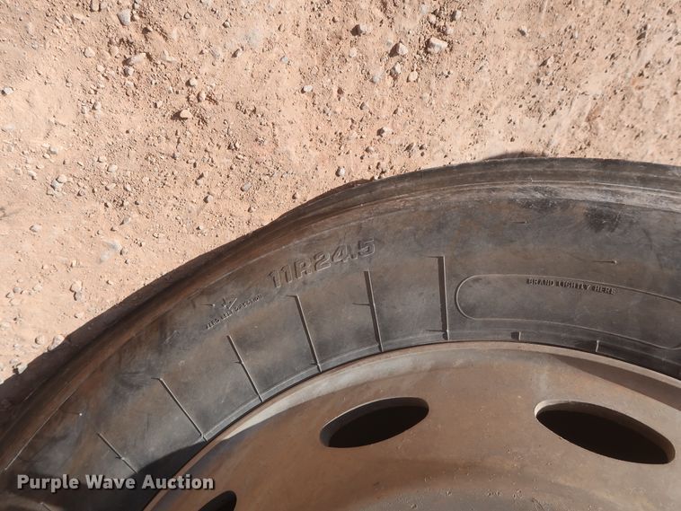 image for item DJ1886 2002 International 9200i  semi truck