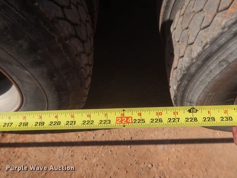 image for item DJ1886 2002 International 9200i  semi truck