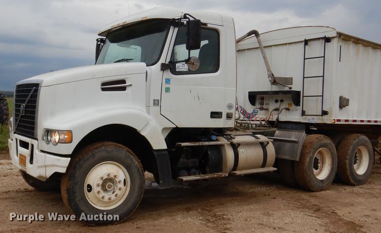 image for item DJ7413 2011 Volvo VHD  semi truck