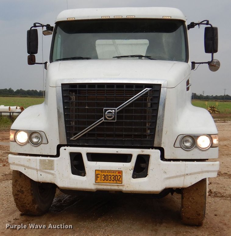 image for item DJ7413 2011 Volvo VHD  semi truck