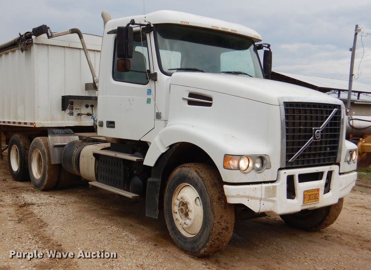 image for item DJ7413 2011 Volvo VHD  semi truck