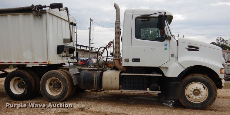 image for item DJ7413 2011 Volvo VHD  semi truck