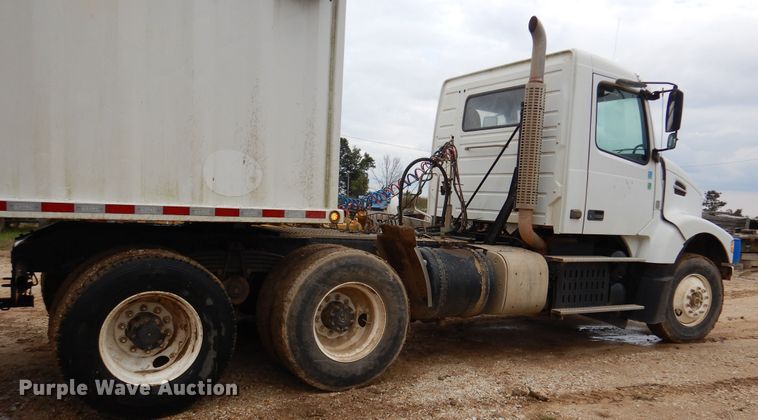 image for item DJ7413 2011 Volvo VHD  semi truck