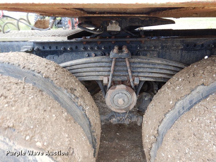 image for item DJ7413 2011 Volvo VHD  semi truck