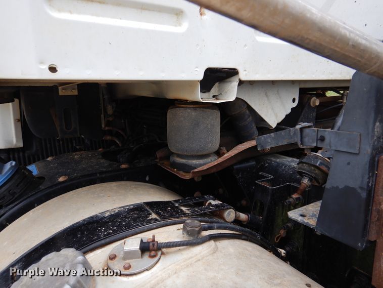 image for item DJ7413 2011 Volvo VHD  semi truck