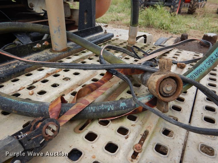 image for item DJ7413 2011 Volvo VHD  semi truck