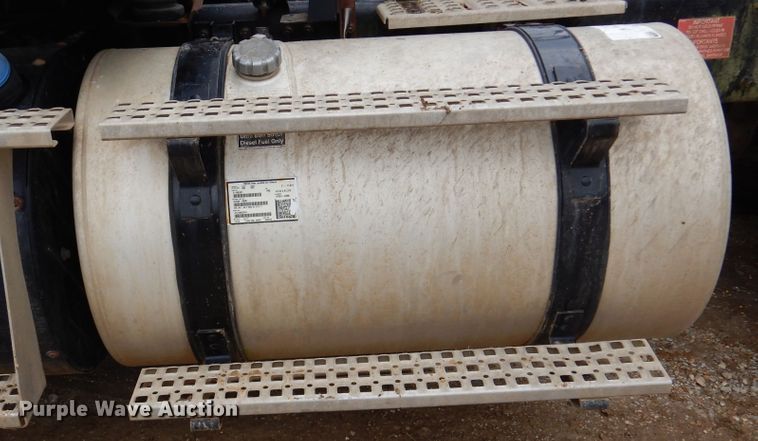 image for item DJ7413 2011 Volvo VHD  semi truck