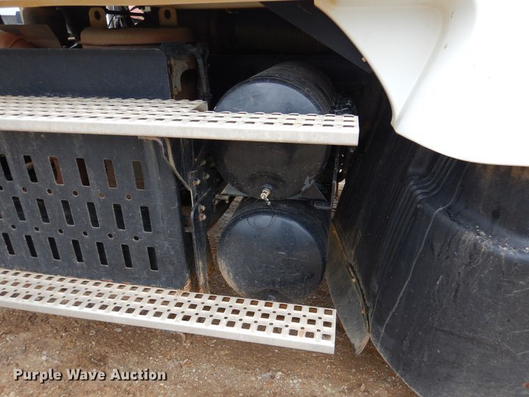 image for item DJ7413 2011 Volvo VHD  semi truck