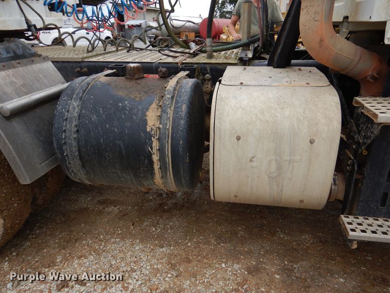 image for item DJ7413 2011 Volvo VHD  semi truck