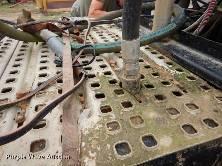 image for item DJ7413 2011 Volvo VHD  semi truck