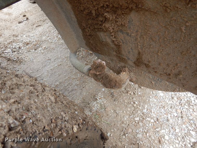 image for item DJ7413 2011 Volvo VHD  semi truck