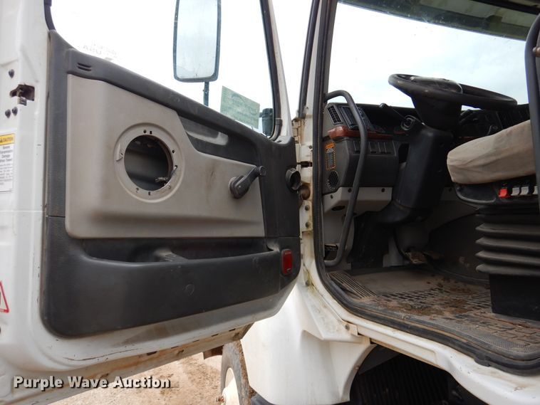 image for item DJ7413 2011 Volvo VHD  semi truck