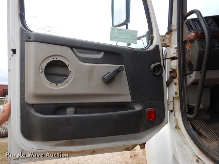 image for item DJ7413 2011 Volvo VHD  semi truck