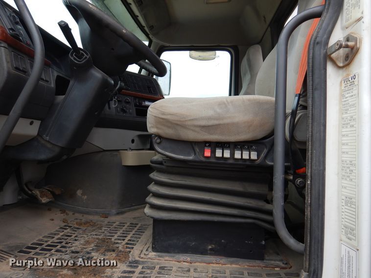 image for item DJ7413 2011 Volvo VHD  semi truck