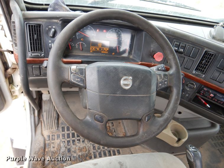 image for item DJ7413 2011 Volvo VHD  semi truck