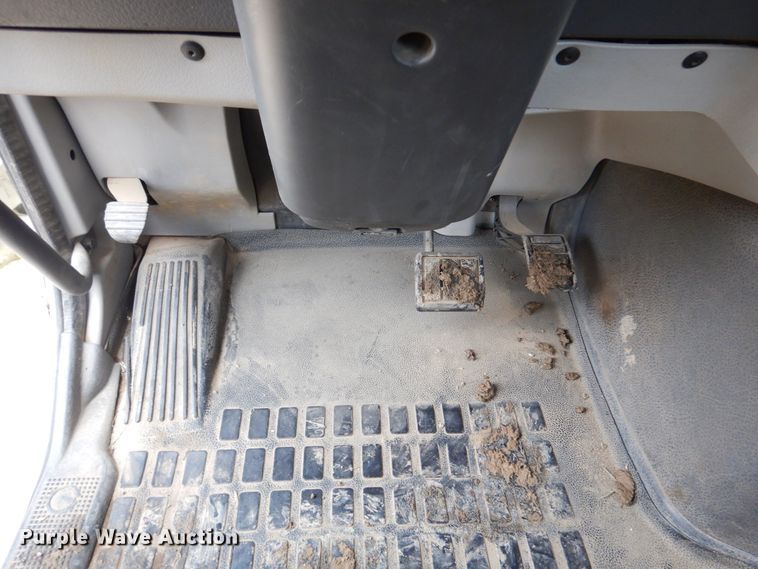 image for item DJ7413 2011 Volvo VHD  semi truck