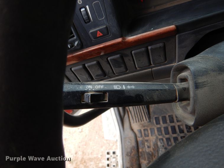 image for item DJ7413 2011 Volvo VHD  semi truck