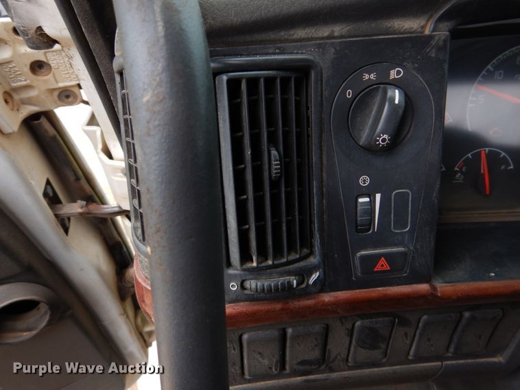 image for item DJ7413 2011 Volvo VHD  semi truck