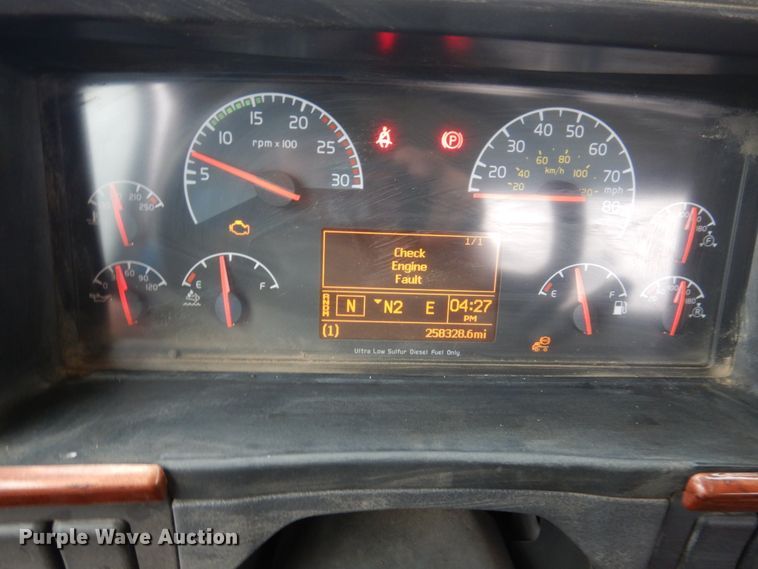 image for item DJ7413 2011 Volvo VHD  semi truck