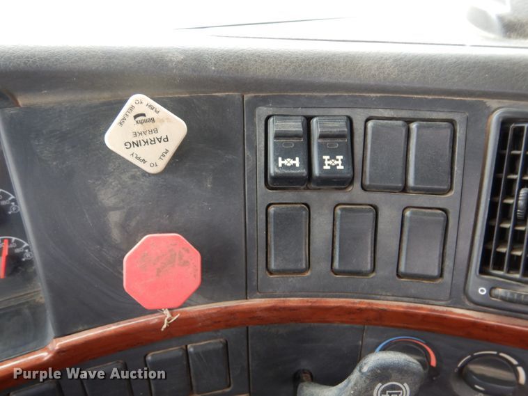 image for item DJ7413 2011 Volvo VHD  semi truck